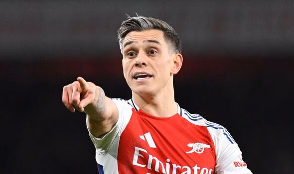 Leandro Trossard Leandro Trossard, pointing